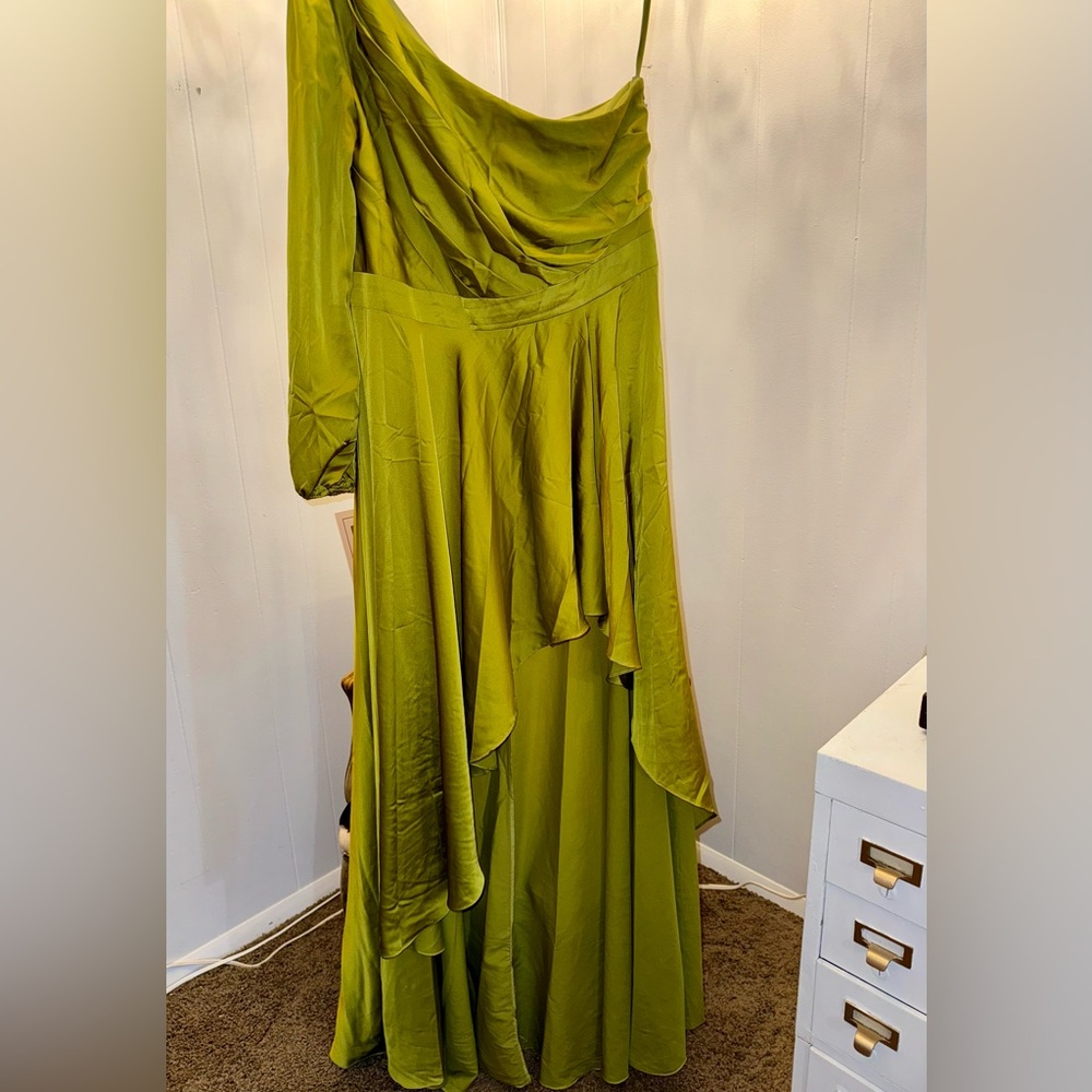 📸 Gorgeous chartreuse Mac Duggal gown 📸